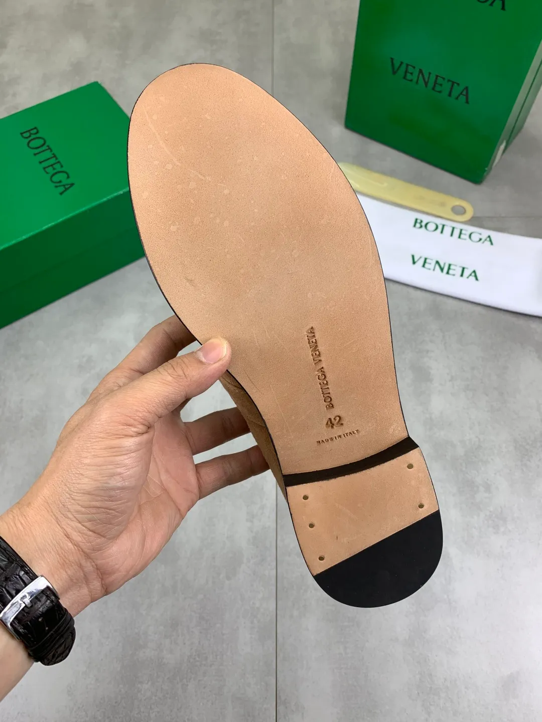 Men's shoes 💰P820 [New model] (genuine leather outsole) water-dyed cow lining 💰High-quality business couple leather shoes 💎💎💎 BOTTEGA VENETA official website synchronizes the latest top version of BV in the market, accept material comparison, shoe type comparison, process comparison, practical and textured, versatile and suitable for any occasion, the more you look at it, the more flavorful it becomes. Purely hand-knitted craftsmanship - Upper material, calfskin imported from Italy 🇮🇹 - High-quality water-dyed cowhide lining - Original private model customized leather outsole -Size: Female 35-39 (40 ordered) Male 39-44 (38 45 can be customized) Color: Multiple colors available